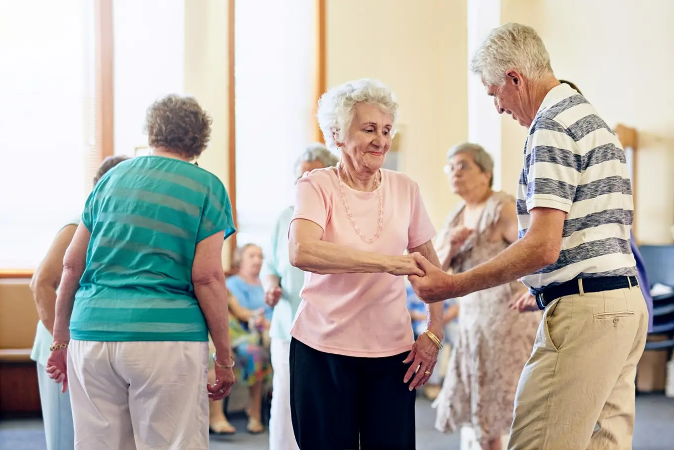 grupa tańczących seniorów
